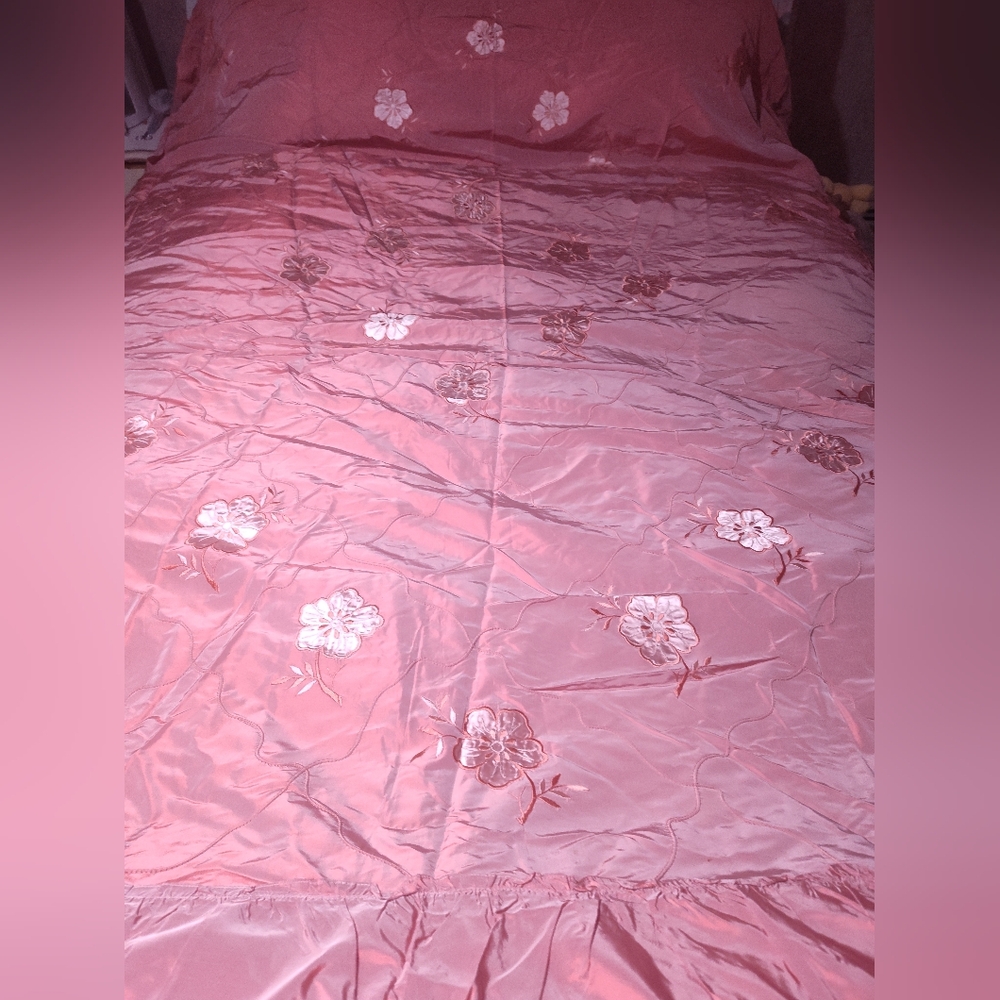 Vintage coral mauve pink taffeta bedspread with ruffled trim size Full/ qn?